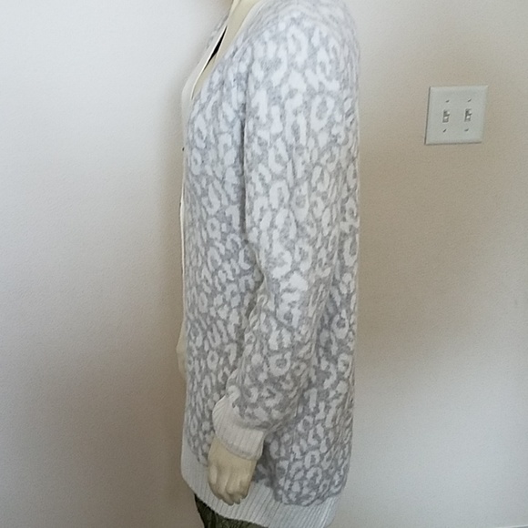 Victoria's secret  sweater - Picture 2 of 4